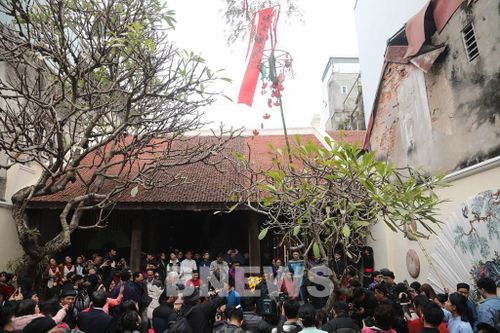 Đoàn kết thúc hành trình diễu hành tại Đình Kim Ngân (Hàng Bạc). Tại đây diễn ra các hoạt động lễ dâng Thành Hoàng, lễ dựng cây nêu ngày Tết và diễn xướng dân gian mừng Xuân mới. Ảnh: Đức Hạnh/BNEWS/TTXVN