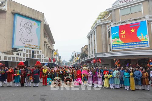 Đoàn diễu hành dừng nghỉ chụp ảnh tại khu vực ngã tư Tràng Tiền - Hàng Bài. Ảnh: Đức Hạnh/BNEWS/TTXVN
