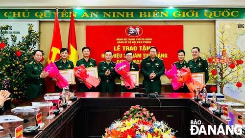 Lễ trao tặng Huy hiệu Đảng cho đảng viên thuộc Đảng bộ BĐBP thành phố.