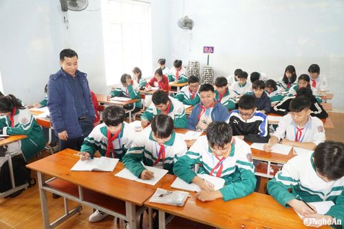 Tiết học Toán của học sinh lớp 9, Trường THCS Phan Đăng Lưu (Yên Thành). Ảnh: Mỹ Hà