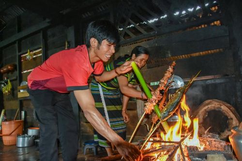 Ngày tết, các thành viên gia đình M’nông sum vầy, cùng nấu bữa cơm truyền thống ngày đầu năm