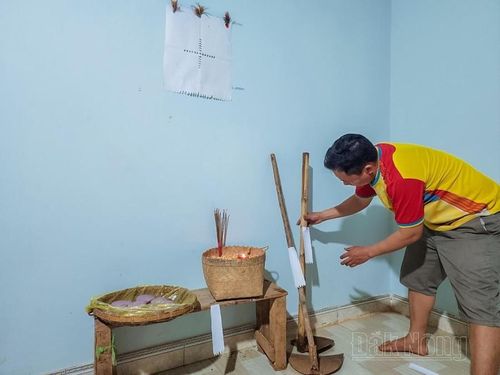 Người Mông dán giấy bản trên cuốc, xẻng, dao, búa… với ý nghĩa là mời các loại nông cụ nghỉ ngơi 3 ngày để ăn tết, đón năm mới cùng với gia đình