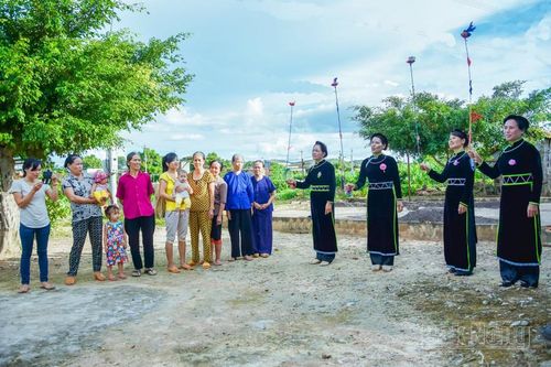 Đồng bào Tày, Nùng xã Đắk Sôr, huyện Krông Nô (Đắk Nông) chơi ném còn ngày tết