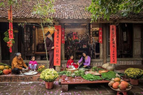 Câu đối: “Thịt mỡ dưa hành câu đối đỏ/Cây nêu tràng pháo bánh chưng xanh” phản ánh hương sắc Tết truyền thống hàng nghìn năm của người Việt. Ảnh: Tư liệu
