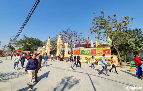 Người dân đi lễ Đền Ông Hoàng Mười đầu năm. Ảnh: Minh Quân