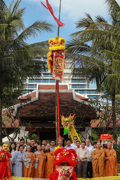 Khu nghỉ dưỡng The Anam Cam Ranh cũng dựng Nêu đón Tết.