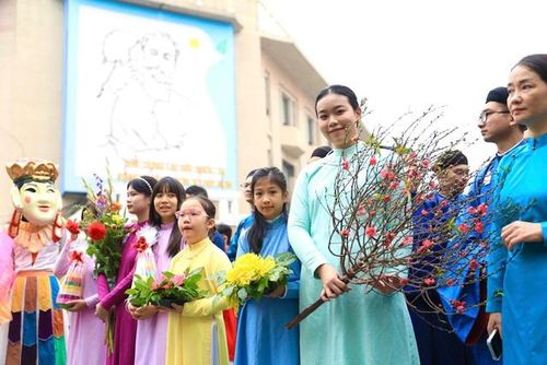 Tết không chỉ là dịp để sum vầy mà còn là thời khắc để mỗi người con đất Việt quay về với những giá trị truyền thống sâu sắc, nối kết quá khứ và hiện tại, đồng thời mang đến sự giao thoa giữa văn hóa Việt và thế giới.