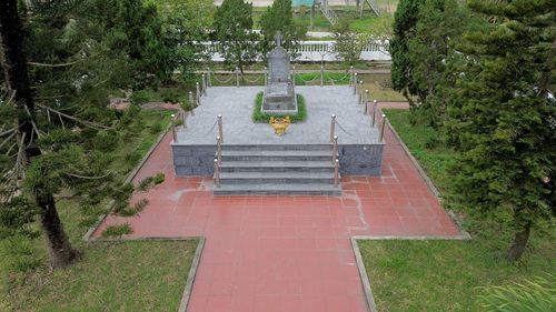 Mộ Nguyễn Trường Tộ hiện được xây cất bên cạnh tỉnh lộ 542E. Ảnh: Tiến Đông