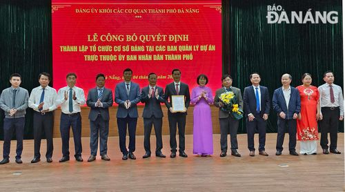 Lãnh đạo Đảng ủy Khối các cơ quan thành phố tặng hoa và trao quyết định cho Ban chấp hành Đảng bộ Ban Quản lý dự án đầu tư xây dựng các công trình dân dụng, công nghiệp và hạ tầng kỹ thuật Đà Nẵng . Ảnh: THÀNH LÂN