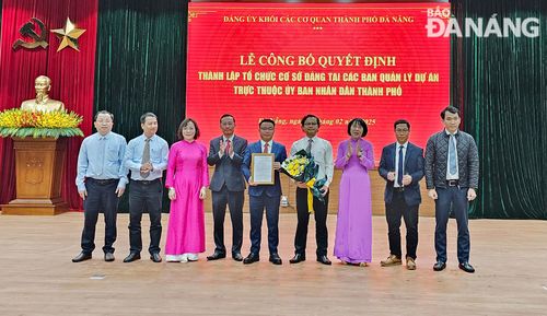 Lãnh đạo Đảng ủy Khối các cơ quan thành phố tặng hoa và trao quyết định cho Ban chấp hành Đảng bộ Ban Quản lý các dự án đầu tư cơ sở hạ tầng ưu tiên thành phố Đà Nẵng. Ảnh: THÀNH LÂN