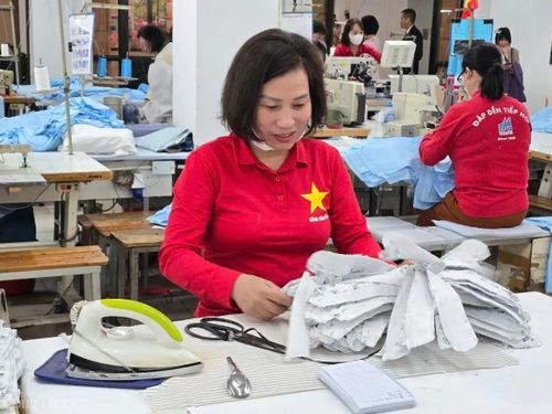 Người lao động của May 10 tin tưởng năm mới doanh nghiệp sẽ tăng trưởng cao về doanh thu, lợi nhuận, mang lại thu nhập và việc làm ổn định cho CBCNV. Ảnh: Thu Hường