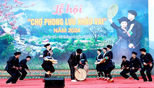 Biểu diễn văn nghệ tại Lễ hội Chợ Phong Lưu Khâu Vai năm 2024.