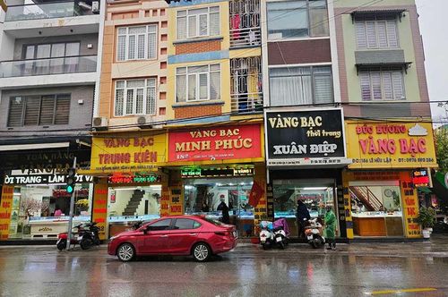 Nhiều cửa hàng vàng bạc trên đường Lê Hữu Lập vắng khách ngày vía Thần Tài