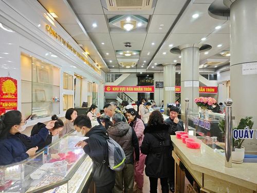 Người dân mua vàng ngày vía Thần Tài để mong may mắn cho cả năm.