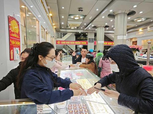 Người dân mua vàng trong ngày vía Thần Tài.
