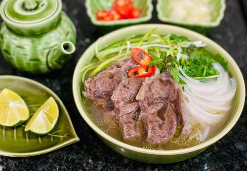 Bát phở có thêm hành tươi xanh mướt, chan đều nước hàng thật thật hấp dẫn. Ảnh: CTV
