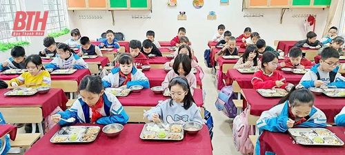 Bữa ăn bán trú của học sinh Trường Tiểu học Minh Khai 1 (TP Thanh Hóa).