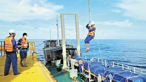 Thợ bảo dưỡng điện năng lượng mặt trời của Hải đoàn 129 tại các nhà giàn.