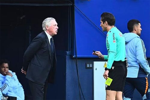 HLV Ancelotti thắc mắc về tấm thẻ đỏ