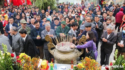 Đây là không gian thiêng liêng ghi dấu chiến công của Đốc tướng Đoàn Nhữ Hài dưới thời Trần, người đã hy sinh anh dũng trong cuộc chiến chống giặc Ai Lao để bảo vệ biên cương Tổ quốc. Đền Vạn - Cửa Rào cũng là nơi phối thờ Tam Tòa Thánh Mẫu - biểu tượng đặc sắc của tín ngưỡng dân gian Việt Nam. Ảnh: Đình Tuân