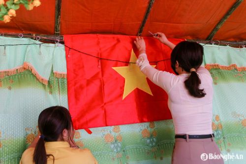Lán trại được trang trí trang trọng, với cờ Tổ quốc và ảnh Bác Hồ, thể hiện lòng biết ơn và niềm tự hào dân tộc. Ảnh: Đình Tuân