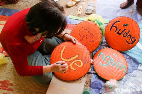Sắc màu rực rỡ của những gian trại, được trang trí công phu và tỉ mỉ, mang đậm bản sắc văn hóa địa phương, tạo điểm nhấn ấn tượng trong lễ hội. Ảnh: Đình Tuân