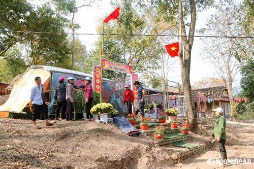 Không khí khẩn trương khi các đơn vị đang gấp rút hoàn thiện những công đoạn cuối cùng để dựng trại, chuẩn bị sẵn sàng cho mùa lễ hội. Ảnh: Đình Tuân
