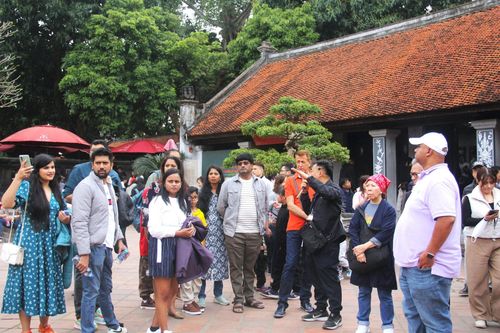 Du khách tham quan Văn Miếu - Quốc Tử Giám (Hà Nội) dịp Tết đầu năm 2025. Ảnh: P. Sỹ.