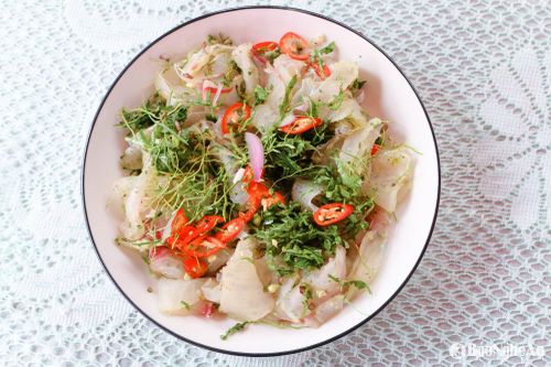 Nhiều món ăn được chế biến công phu và tốn không ít thời gian, trong đó phải kể đến là món "khỏi pá" (gỏi cá) và món súp nòng nọc. Cả 2 món ăn này là những món lạ được nhiều du khách ưa thích. Trong ảnh là món gỏi cá. Ảnh: Đình Tuân