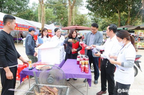Để đảm bảo an toàn vệ sinh thực phẩm, huyện Tương Dương đã thành lập đoàn liên ngành thường xuyên tổ chức kiểm tra ATTP tại các gian hàng ẩm thực. Ảnh: Đình Tuân