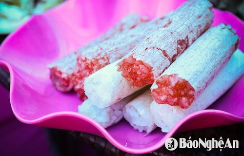 Dạo quanh các gian hàng ẩm thực chúng ta không khỏi bị cuốn hút bởi hương vị của các món ăn, dẻo thơm nếp mới của cơm lam cùng với hương thơm của lá chuối, của sả, của nếp… hòa quyện vào nhau. Ảnh: Đình Tuân