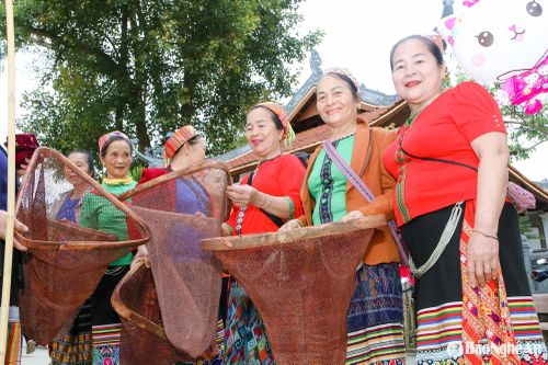 Cùng với các món ăn ẩm thực đặc sắc, về với Lễ hội Đền Vạn – Cửa Rào năm nay, du khách còn được tìm hiểu các mặt hàng truyền thống của địa phương được bày bán như: thổ cẩm, dụng cụ đánh bắt cá, các mặt hàng nông sản... Năm nay, Lễ hội đền Vạn - Cửa Rào được tổ chức quy mô cấp xã, nhưng vẫn đảm bảo đủ các hoạt động để người dân, du khách thập phương được trải nghiệm, được sống trong không khí lễ hội nơi vùng cao, với những nét văn hóa đặc trưng. Ảnh: Đình Tuân