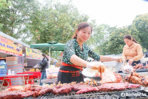 Đến với Lễ hội Đền Vạn – Cửa Rào du khách ngoài thưởng ngoạn, vãn cảnh đẹp của ngôi đền có hàng nghìn năm tuổi còn được thưởng thức hương vị ẩm thực mang đậm bản sắc văn hóa vùng cao do chính người dân bản địa chế biến. Theo thống kê, năm nay có khoảng gần 60 gian hàng ẩm thực phục vụ du khách. Chị Vi Thị Giang - chủ một gian hàng cho biết, năm nay thời tiết thuận lợi nên du khách đến trẩy hội rất đông. Các gian hàng ẩm thực gần như đều chật cứng, những món ăn được nhiều du khách ưa thích là những món ăn mang đậm hương vị của người vùng cao. Trong ảnh: Chị Giang đang chế biến món ăn để phục vụ khách. Ảnh: Đình Tuân