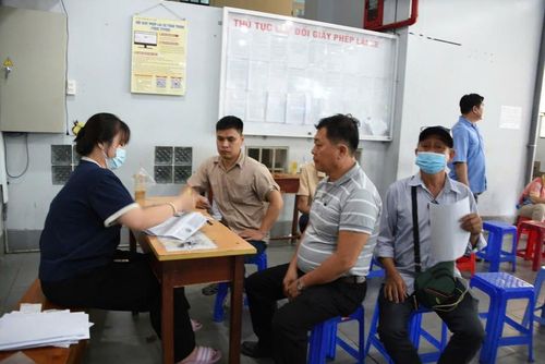  Người dân đến các điểm cấp, đổi bằng lái xe để làm thủ tục cấp, đổi. (Ảnh: M.Q) 