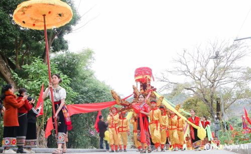 Lễ rước linh vị tại lễ khai mạc Đền Vạn- Cửa Rào. Ảnh: Đình Tuân