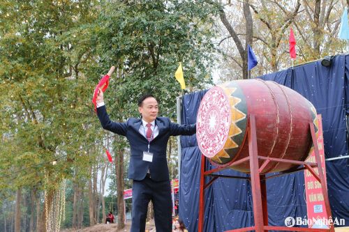 Đồng chí Đinh Hồng Vinh - Phó Bí thư Huyện ủy, Chủ tịch UBND huyện Tương Dương đánh trống khai hội Đền Vạn - Cửa Rào năm 2025. Ảnh: Đình Tuân