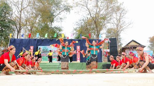 Lễ hội năm nay ngoài phần lễ còn có nhiều hoạt động mang đậm bản sắc văn hóa vùng cao như: cồng chiêng, khắc luống, nhảy sạp, chọi gụ, đánh đu, tung còn, bắn nỏ... Ảnh: Đình Tuân