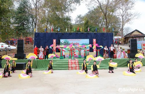 Các tiết mục văn nghệ chào mừng được dàn dựng công phu và mang đậm bản sắc dân tộc. Ảnh: Đình Tuân