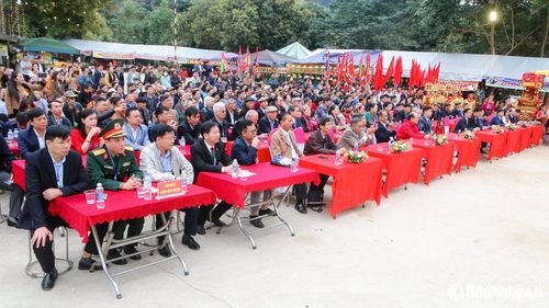 Đại biểu cùng đông đảo người dân địa phương, du khách về tham gia lễ hội. Ảnh: Đình Tuân
