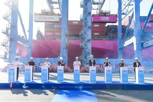 Nghi thức chúc mừng và phát lệnh làm hàng trên tàu ONE EAGLE thuộc tuyến dịch vụ EC3 tại TCIT