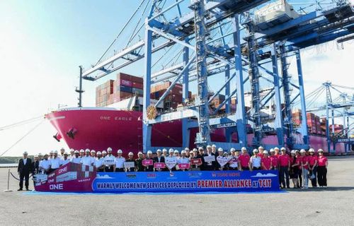 Toàn thể đại biểu, các cơ quan ban, ngành, đại diện các hãng tàu chúc mừng tuyến dịch vụ mới của liên minh Premier khai thác thành công tại TCIT