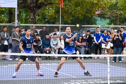 Trận thi đấu nội dung đôi nam phong trào.