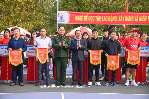 Ban Tổ chức trao hoa, cờ lưu niệm cho các đoàn về tham dự giải.