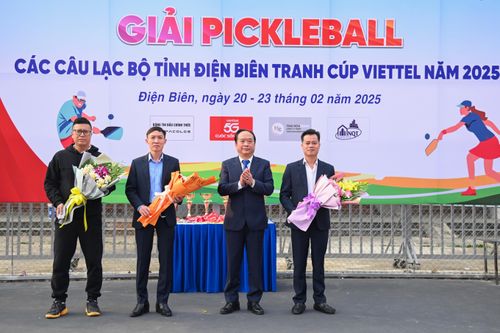 Ban Tổ chức tặng hoa cho các nhà tài trợ giải.