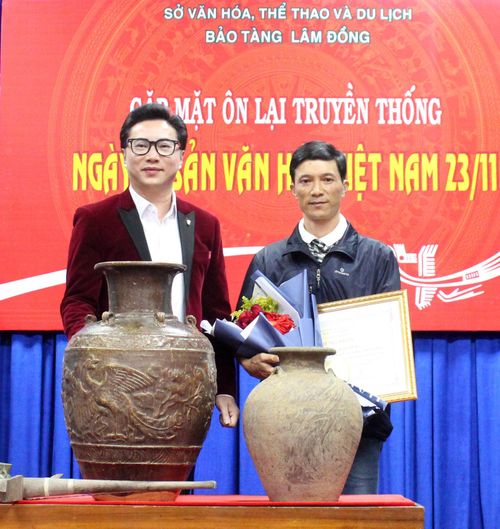 Nhà sưu tập cổ vật Nguyễn Quốc Dũng hiến tặng hiện vật cho Bảo tàng Lâm Đồng