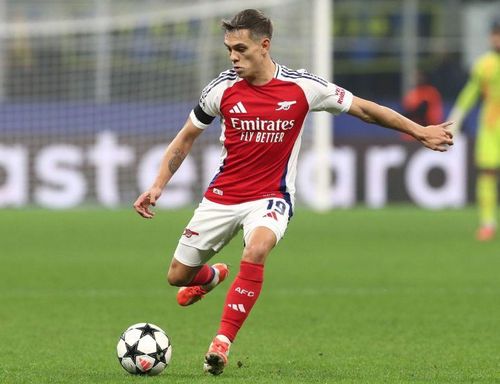 Leandro Trossard có pha dứt điểm cận thành