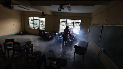  Khử trùng Trường trung học Commonwealth ở Quezon City. Ảnh: INQUIRER.NET 