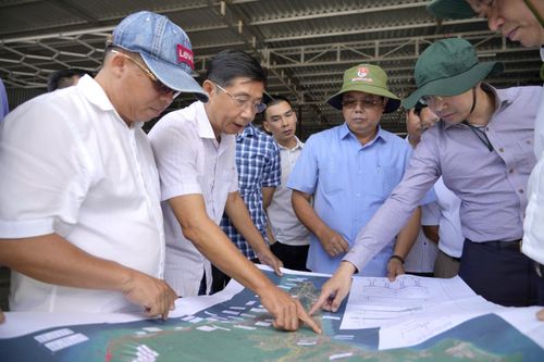 Bí thư Tỉnh ủy Kiên Giang Nguyễn Tiến Hải (thứ 2 từ trái qua) trong chuyến khảo sát tại sân bay Phú Quốc.