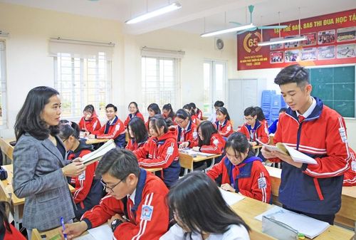 Giáo viên Trường Trung học cơ sở Dịch Vọng (quận Cầu Giấy) hướng dẫn học sinh lớp 9 ôn tập.