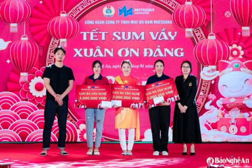 Thưởng tết cho lao động ở Công ty May An Nam Matsuoka. Ảnh: Trân Châu